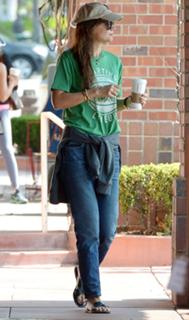 Katie Holmes feet photo thumbnail