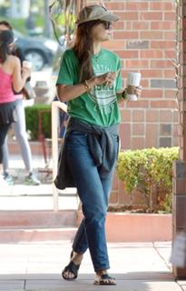 Katie Holmes feet photo thumbnail