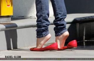 Rachel Bilson feet photo thumbnail