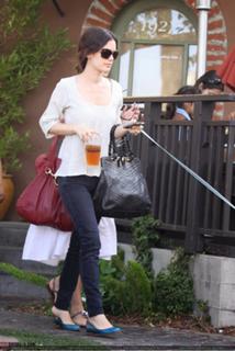 Rachel Bilson feet photo thumbnail
