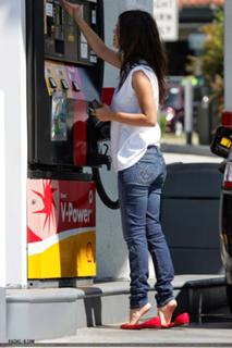 Rachel Bilson feet photo thumbnail
