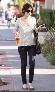 Rachel Bilson feet photo thumbnail