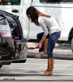 Rachel Bilson feet photo thumbnail