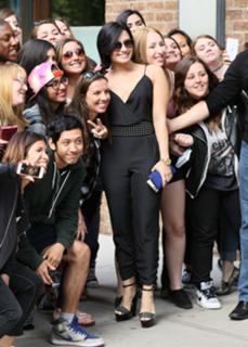 Demi Lovato feet photo thumbnail