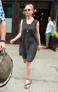 Jennifer Lawrence feet photo thumbnail