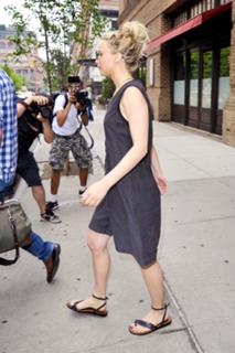 Jennifer Lawrence feet photo thumbnail