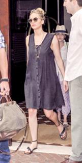 Jennifer Lawrence feet photo thumbnail