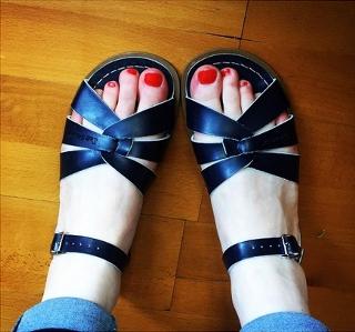 Alice Levine feet photo 5