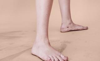 Miley Cyrus feet photo thumbnail
