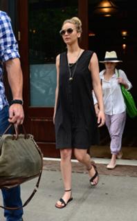 Jennifer Lawrence feet photo thumbnail