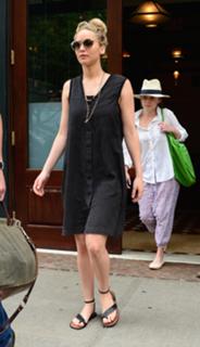 Jennifer Lawrence feet photo thumbnail