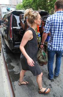 Jennifer Lawrence feet photo thumbnail