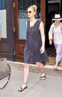 Jennifer Lawrence feet photo thumbnail