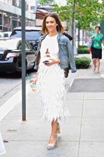 Jessica Alba feet photo thumbnail