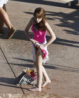 Anna Kendrick feet photo thumbnail