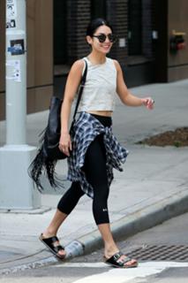 Vanessa Hudgens feet photo thumbnail