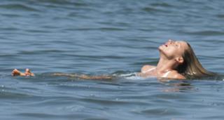 Michelle Hunziker feet photo thumbnail