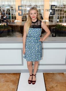 Chloë Grace Moretz feet photo thumbnail