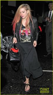 Avril Lavigne feet photo thumbnail