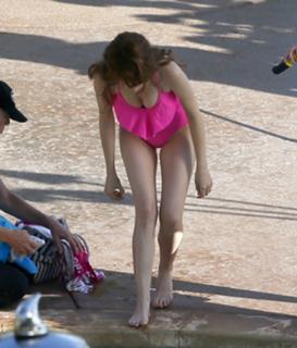 Anna Kendrick feet photo thumbnail