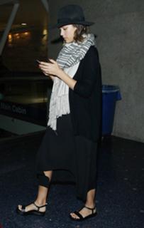 Jessica Alba feet photo thumbnail