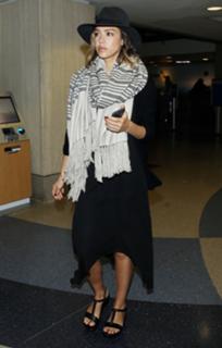 Jessica Alba feet photo thumbnail