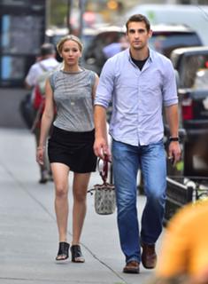 Jennifer Lawrence feet photo thumbnail