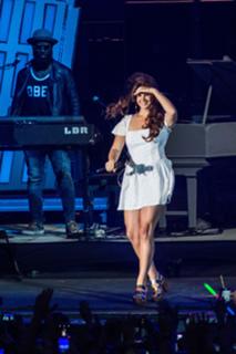 Lana Del Rey feet photo thumbnail