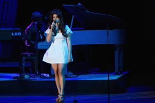 Lana Del Rey feet photo thumbnail