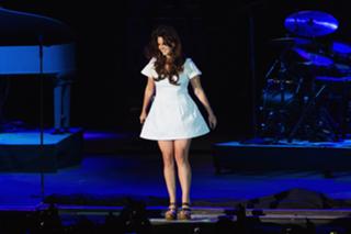 Lana Del Rey feet photo thumbnail