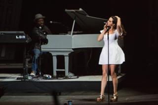 Lana Del Rey feet photo thumbnail