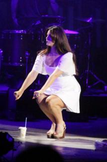 Lana Del Rey feet photo thumbnail