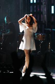 Lana Del Rey feet photo thumbnail