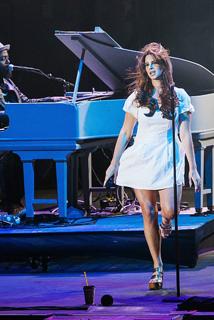 Lana Del Rey feet photo thumbnail
