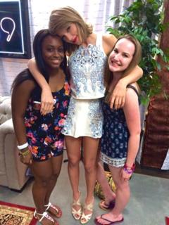 Taylor Swift feet photo thumbnail