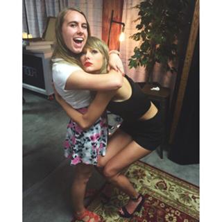 Taylor Swift feet photo thumbnail