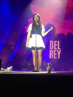Lana Del Rey feet photo thumbnail