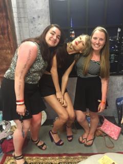 Taylor Swift feet photo thumbnail