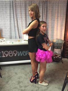 Taylor Swift feet photo thumbnail