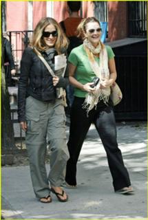Drew Barrymore feet photo thumbnail