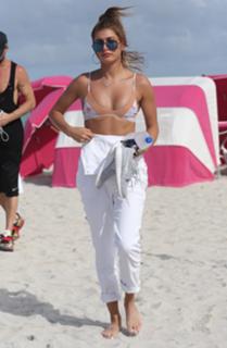 Hailey Bieber feet photo thumbnail