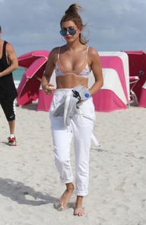 Hailey Bieber feet photo thumbnail