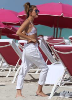 Hailey Bieber feet photo thumbnail