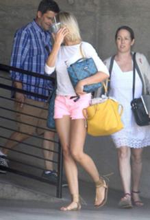 Cameron Diaz feet photo thumbnail
