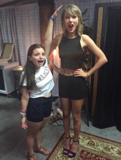 Taylor Swift feet photo thumbnail