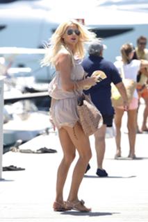 Victoria Silvstedt feet photo thumbnail