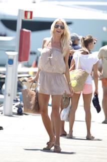 Victoria Silvstedt feet photo thumbnail
