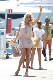 Victoria Silvstedt feet photo thumbnail