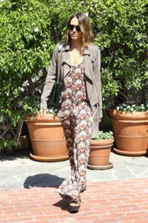 Jessica Alba feet photo thumbnail