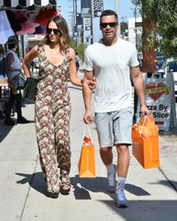 Jessica Alba feet photo thumbnail